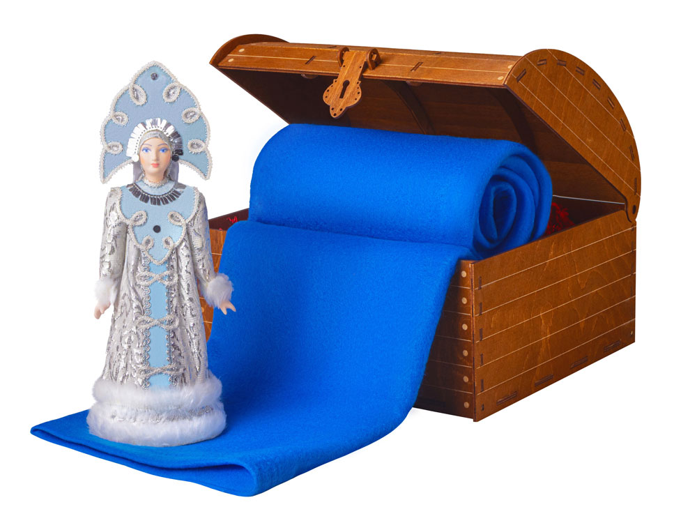 Подарочный набор: кукла фарфоровая, плед флисовый, красный